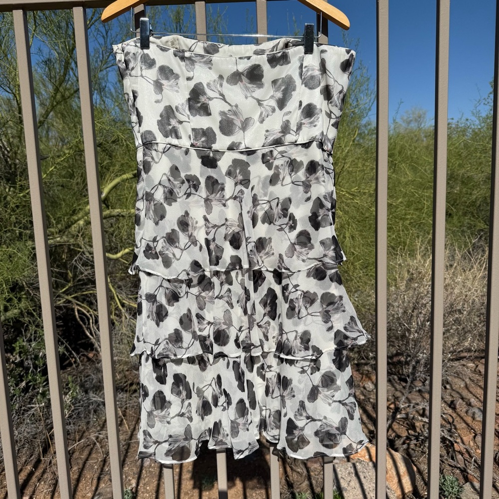 ⬇️💲White House/Black Market Strapless Women’s Size 12 Color Grey/White Flowered - Picture 8 of 11